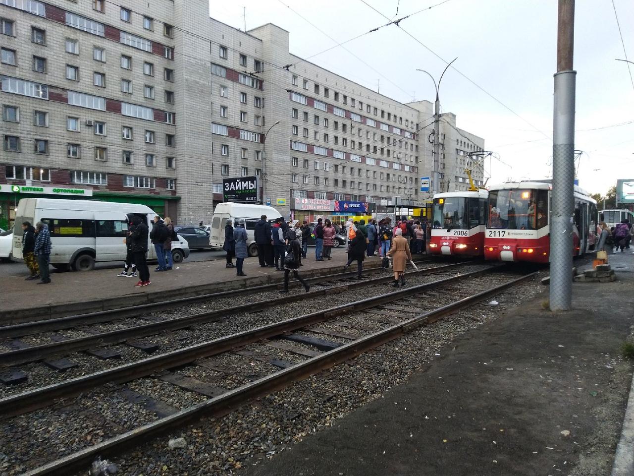 Фото Пробка из трамваев образовалась на Площади Маркса в Новосибирске 3